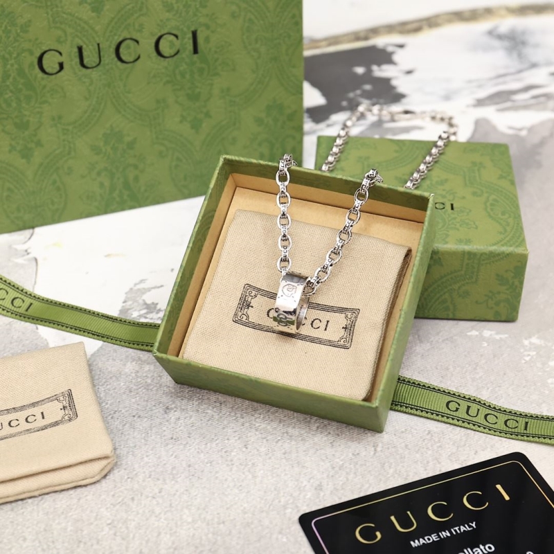 G*u*i necklaces